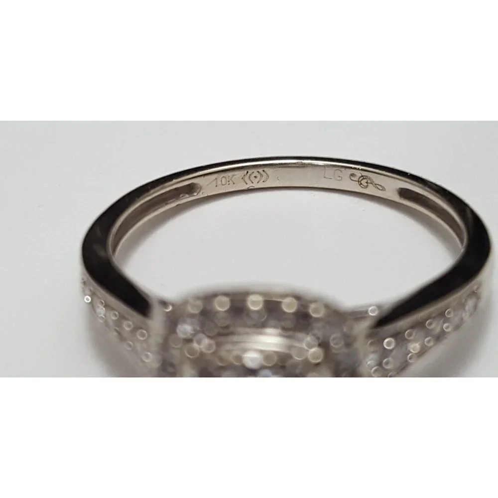 Beautiful 10K Karat Solid White Gold Designer Diamond Cluster Ring - Size 7